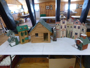 lot 127 image: Decorative Cabin and Bird Houses