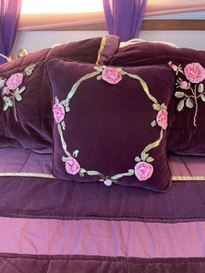 lot 128 image: Twin Size Velvet and Cotton Bedding Set