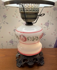 lot 125 image: Vintage Ornate Floral Glass Lamp