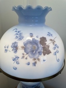 lot 123 image: Vintage Decorative Light Blue Floral Lamp