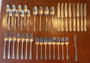 lot 79 image: Carlton Flatware Set
