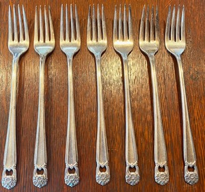 lot 80 image: 1847 Rogers Bros Flatware