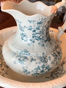lot 7 image: Three Pieces of Colonial Pottery