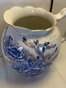 lot 32 image: Seven Blue Vintage Ceramic Items