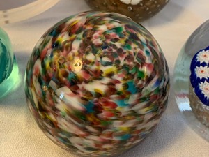 lot 34 image: Variety of Art Glass Items