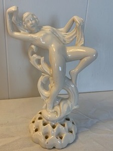 lot 37 image: Art Deco Floral Frog