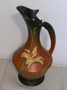 lot 51 image: Four Pottery Items