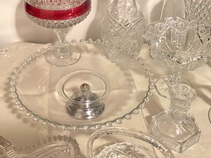 lot 203 image: 12 Pieces of Vintage Glassware