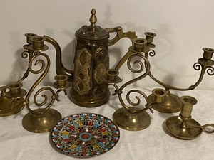 lot 210 image: Decorative Brass Items