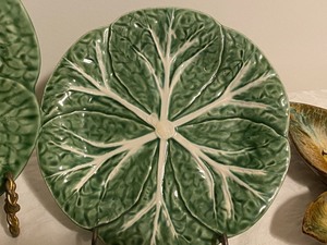 lot 211 image: Ten Piece Leaf Motif Pottery Items