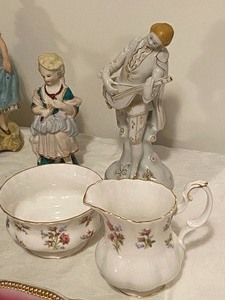 lot 224 image: Over 20 Items of Vintage Glassware and More