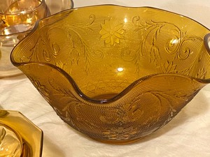 lot 221 image: 11 Pieces of Amber Glassware