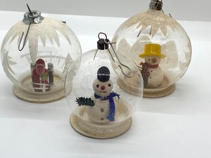 lot 229 image: Over 20 Vintage Christmas Ornaments