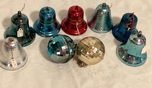lot 192 image: Over 20 Vintage Christmas Ornaments