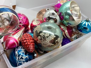 lot 169 image: Various Vintage Christmas Ornaments