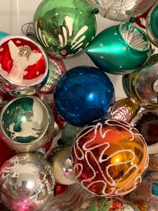 lot 171 image: Over 25 Vintage Christmas Ornaments