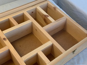 lot 423 image: Divided Table Top Display Box