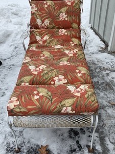 lot 431 image: Metal Outdoor Lounger w Cushion
