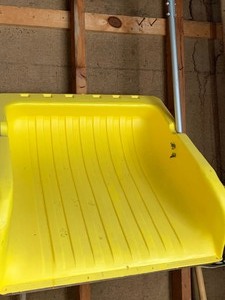 lot 436 image: Large Snow ShovelScoop