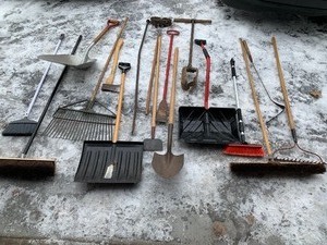 lot 435 image: Various Long Handled Yard Tools