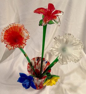 lot 232 image: Imperial Enterprises Glass Flowers W Beautiful Art Glass Vase