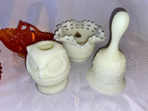 lot 237 image: 7 Pieces Vintage Fenton Glass