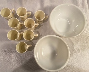lot 250 image: Set of 8 McKee Tom & Jerry Vintage Mugs & 2 White Mixing Bowls (1 is Fire King)
