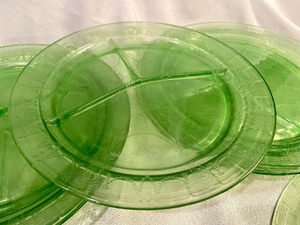 lot 257 image: Set of 11 Green Depression Glass Cameo Divided Luncheon Plates