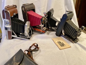 lot 273 image: 4 Vintage Cameras- 3 Kodak &1 Polaroid Land Camera