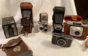 lot 410 image: 6 Vintage Cameras - KorelleDeckel Munchen, Kodak Keystone & Brownie w 3 cases