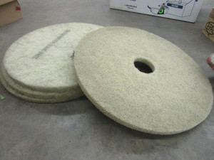 lot 145 image: 3M NEUTRAL BLEND WHITE FLOOR MACHINE PADS
