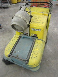 lot 174 image: TENNANT FLOOR SCRUBBER