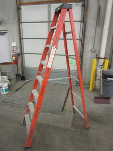 lot 183 image: HUSKY 8 FT LADDER