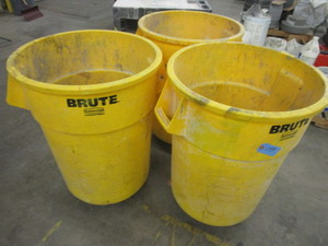 lot 199 image: RUBBERMAID BRUTE TRASH CANS