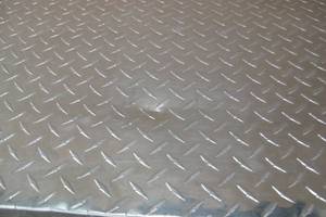 lot 21 image: Husky 71.36 Diamond Plate Aluminum Full Size Crossbed Truck Tool Box