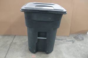 lot 79 image: 96 Gal. Brownstone Trash Can with Wheels and Attached Lid