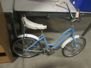 Vintage Schwinn Girls Bike With Ban...