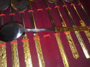lot 40 image: VIP Gold soup and chop stix 10 setting