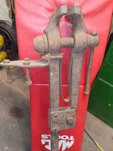 lot 3 image: Antique forging vice