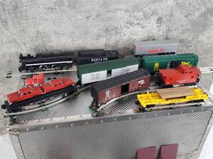 lot 1 image: Lionel OO27 Scale 3 Rail Santa Fe Special Train Set