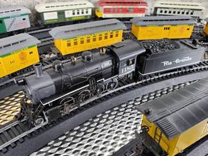 lot 11 image: HO Scale Santa Fe Locomotive and Tender Train Set