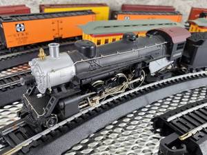 lot 16 image: HO Scale Santa Fe Locomotive and Tender Train set