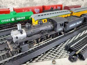 lot 18 image: HO Scale Union Pacific Locomotive and Tender Passenger Train Set