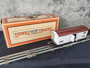 lot 43 image: Lionel Tinplate 2814R O- Gauge Refer Car 11-70003