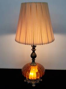 lot 100 image: Vintage Amber Base Lamp