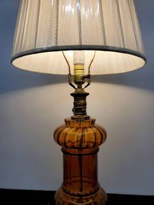 lot 88 image: Vintage Amber Base Lamp