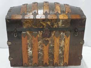 lot 92 image: Very Nice Vintage Humpback Steamer Trunk