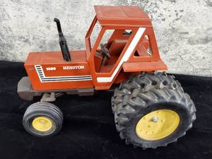 lot 115 image: Large Hesston Toy Tractor