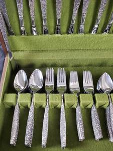 lot 121 image: (107) Pc Stainless Steel Silverware Set in a Wooden Holder