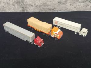 lot 131 image: (2) Die Cast Tractor Trailers & (1) Plastic Tonka Tractor Trailer Lot